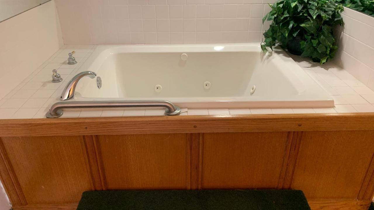 Regency Inn And Suites Stilwell 외부 사진